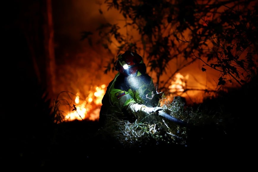 (240924) -- QUITO, 24 septiembre, 2024 (Xinhua) -- Un elemento del Cuerpo de Bomberos de Quito labora en la extinción de un incendio forestal cerca de una zona residencial, en la ciudad de Quito, capital de Ecuador, el 24 de septiembre de 2024. El presidente de Ecuador, Daniel Noboa, dispuso el martes la movilización de las Fuerzas Armadas para ayudar a contener un voraz incendio forestal en el sector de Guápulo, en el oriente de Quito, la capital del país, el cual llevó a cerrar vías y amenaza a zonas residenciales. (Xinhua/Str) (ic) (dp) (vf)