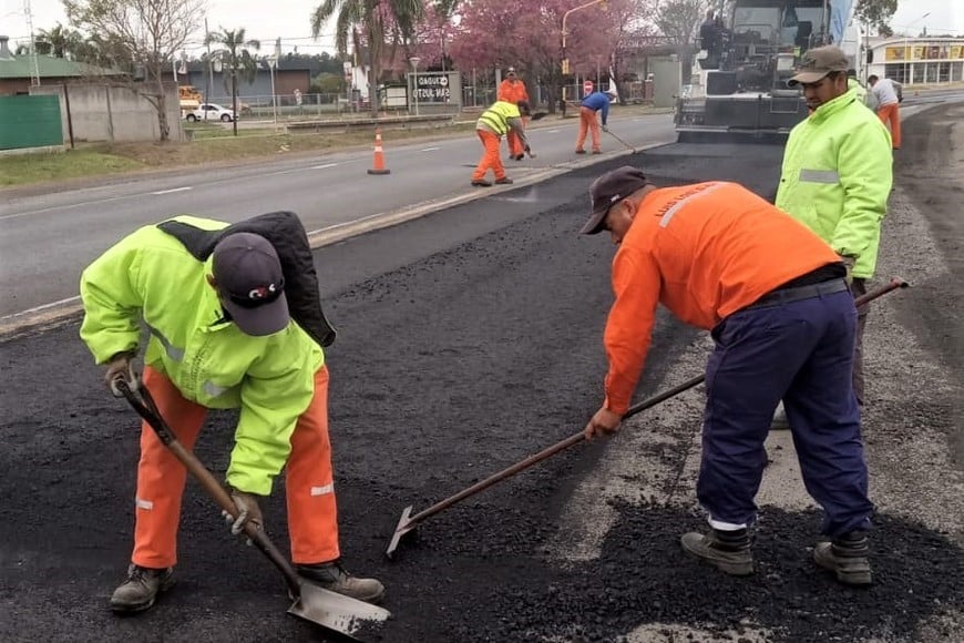 Desde Marcelino Escalada hasta Colonia Silva, una cuadrilla de operarios y equipos viales del 7º Distrito Santa Fe prosigue con la pavimentación de los sectores recuperados con bacheo profundo.