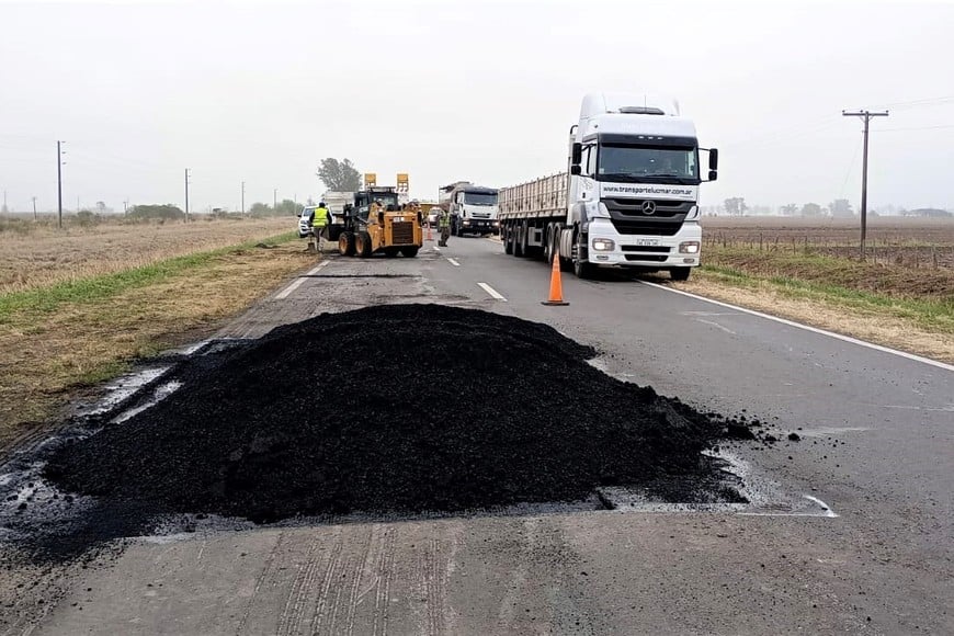 Desde Marcelino Escalada hasta Colonia Silva, una cuadrilla de operarios y equipos viales del 7º Distrito Santa Fe prosigue con la pavimentación de los sectores recuperados con bacheo profundo.