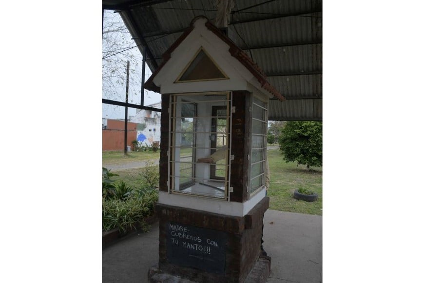 “Madre, cúbrenos con tu manto”. Sólo quedó el ruego escrito en la ermita de la Virgen del Rosario.