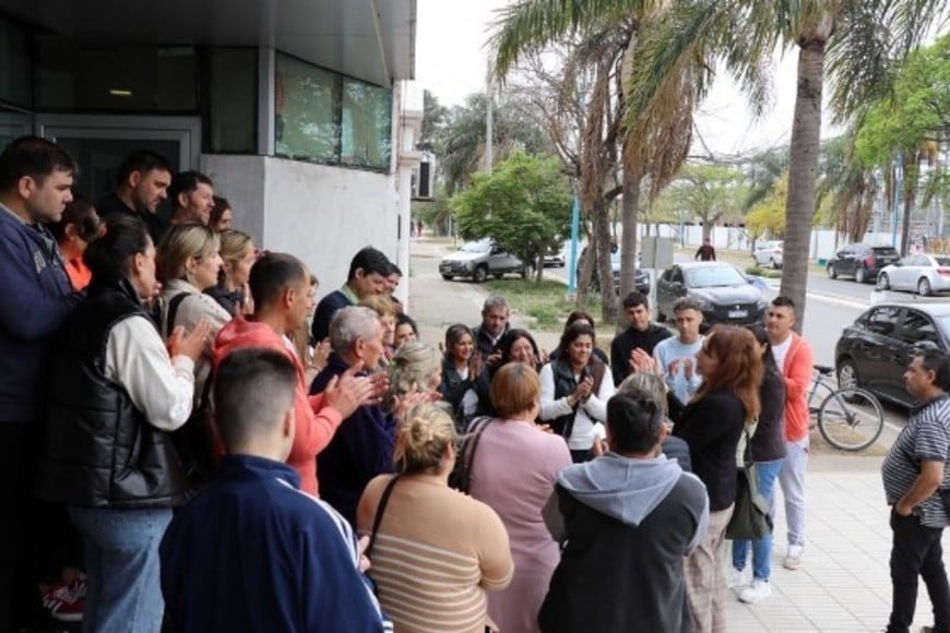 Hubo aplausos de familiares de las víctimas fuera de los Tribunales de San Cristóbal, en el momento en que se conoció la condena para el joven. Foto: Mirador Provincial