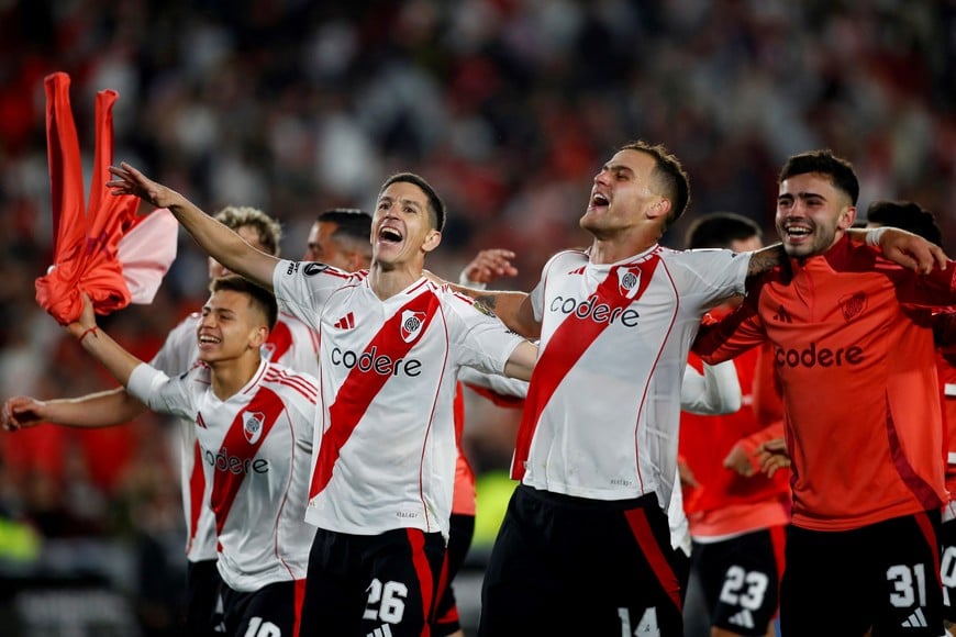 Soccer Football - Copa Libertadores - Quarter Finals - Second Leg - River Plate v Colo Colo - Estadio Mas Monumental, Buenos Aires, Argentina - September 24, 2024
River Plate's Ignacio Fernandez and Leandro Gonzalez Pirez celebrate after the match REUTERS/Matias Baglietto