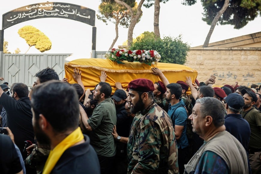 Mourners carry Hezbollah senior commander Ibrahim Qubaisi's coffin during a funeral for him and Hezbollah commander Hussein Ezzedine, who were killed in Tuesday's Israeli strike on Beirut's southern suburbs, Lebanon September 25, 2024. REUTERS/Louisa Gouliamaki