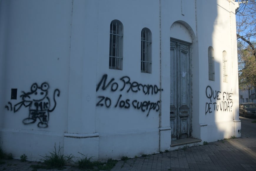 La fachada de la iglesia, con grafitis y frases que, encima, se ufanan de ser “graciosas”.