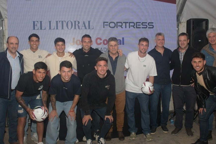 Jugadores de la primera división y allegados al club tatengue presenciaron el sorteo. El juego comenzará el 11 de octubre y se extenderá hasta el 13, inclusive. Foto: Manuel Fabatía.