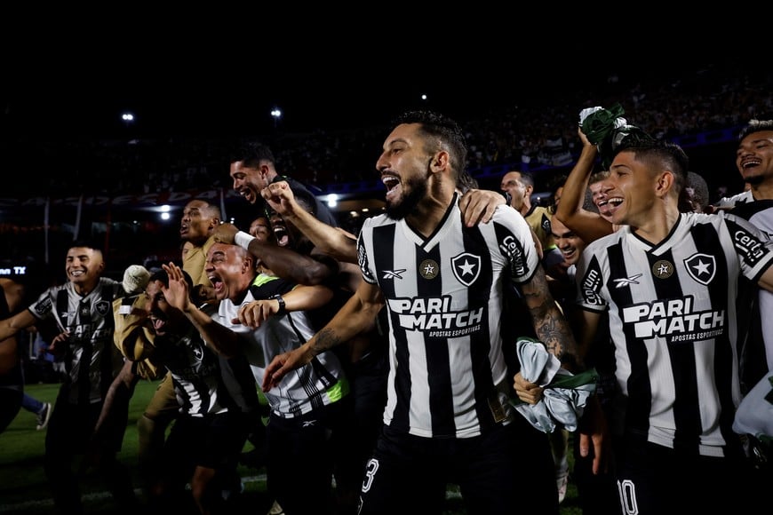 Copa Libertadores - Quarter finals - Second Leg - Sao Paulo v Botafogo - Estadio Morumbi, Sao Paulo, Brazil - September 25, 2024
Botafogo's Alex Telles celebrates after the match with teammates REUTERS/Amanda Perobelli