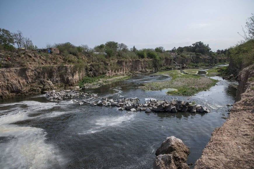 El funcionario provincial remarcó que la obra, con una inversión de más de 21 mil millones de pesos, permitirá “dar una solución de fondo a la retrogradación, al retroceso y al desmoronamiento histórico que tiene la cascada del Saladillo”.