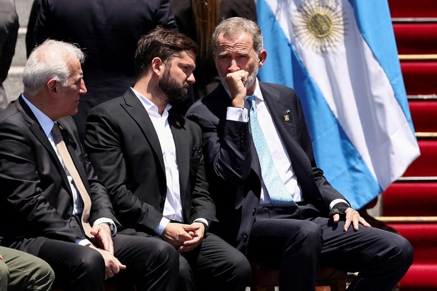 Spain's King Felipe VI and Chile's President Gabriel Boric speak as they attend the inauguration of Argentina's President Javier Milei, outside the National Congress, in Buenos Aires, Argentina December 10, 2023. REUTERS/Agustin Marcarian