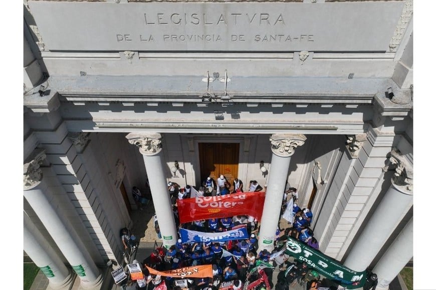 Movilización en la explanada de la Legislatura el día que se trató la reforma previsional. Créditos: Fernando Nicola