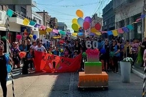 Así se presentó toda la comunidad educativa e institucional, en el Paseo de Murgas de la Fiesta Provincial del Estudiante.