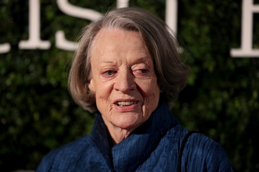 FILE PHOTO: British actress Maggie Smith poses for photographers at the Evening Standard British Film Awards in London, Britain February 7, 2016. REUTERS/Neil Hall/File Photo