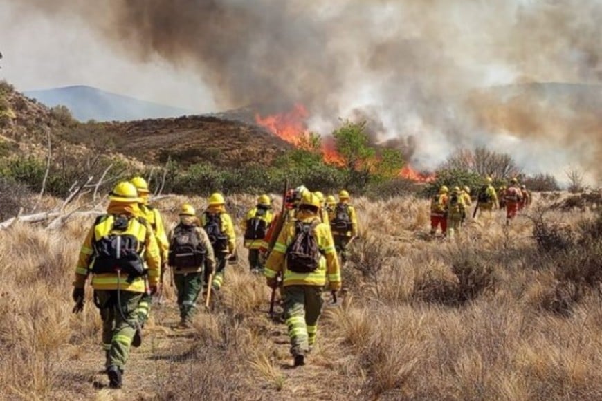 Brigadistas del sur-sur santafesino brindaron servicio para sofocar las llamas que afectaron diferentes zonas de Córdoba.