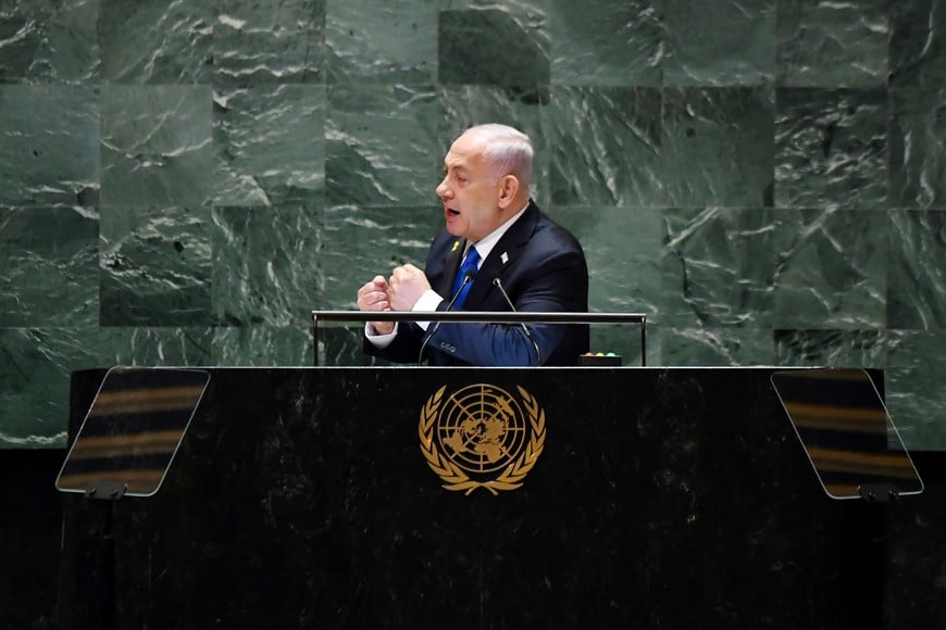 (240927) -- NACIONES UNIDAS, 27 septiembre, 2024 (Xinhua) -- El primer ministro israelí, Benjamin Netanyahu, pronuncia un discurso durante el Debate General de la 79° sesión de la Asamblea General de Naciones Unidas (AGNU), en la sede de la ONU en Nueva York, el 27 de septiembre de 2024. Netanyahu dijo el viernes en la Asamblea General de las Naciones Unidas que no habrá una tregua inmediata en el conflicto que se está intensificando rápidamente entre su país y Líbano. (Xinhua/Li Rui) (oa) (ra) (vf)