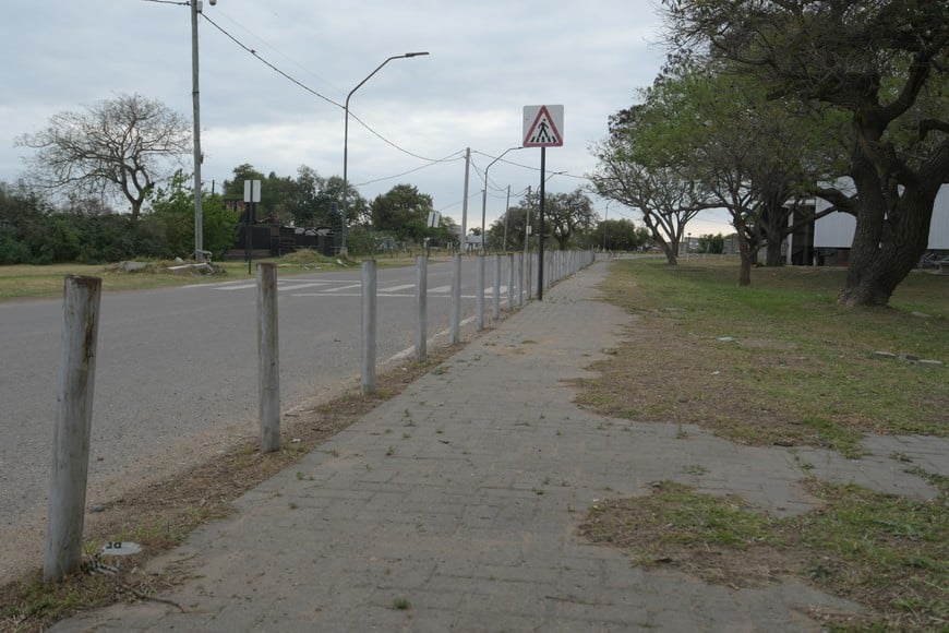 Hay unos 200 metros de vereda en buen estado. Luego se interrumpe en la salida de los boliches, según relevó El Litoral.