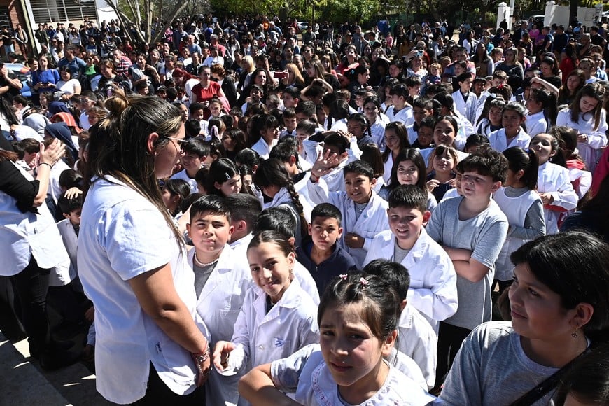 No faltó nadie. La primaria de Rincón tiene cerca de 700 chicos de 1ro a 7mo y hacer mucho que venía luchando por tener un edificio nuevo. Crédito: Flavio Raina