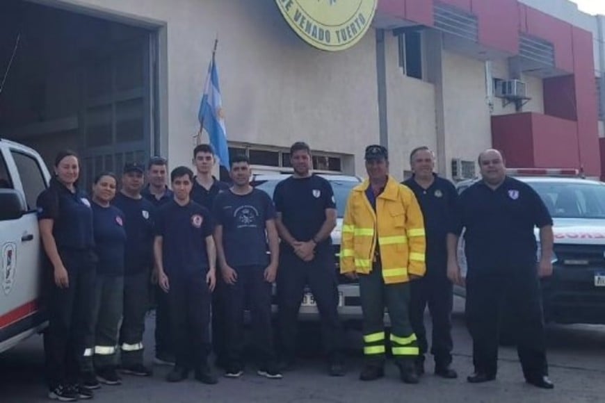 Bomberos de la región, antes de partir a Córdoba.