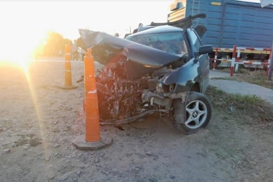 Así quedó el auto luego del impacto de lleno del tren. Unidad Regional XV.