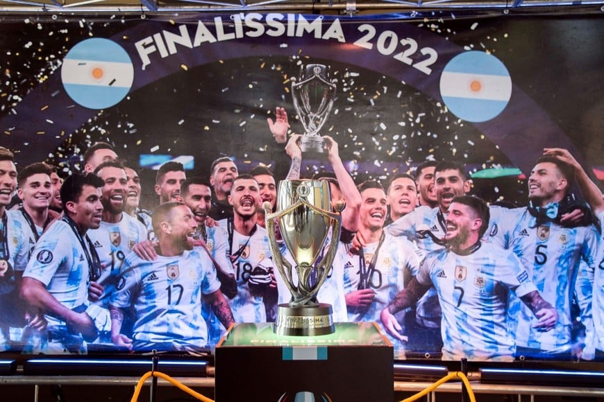 La copa de la Finalissima en Rosario.