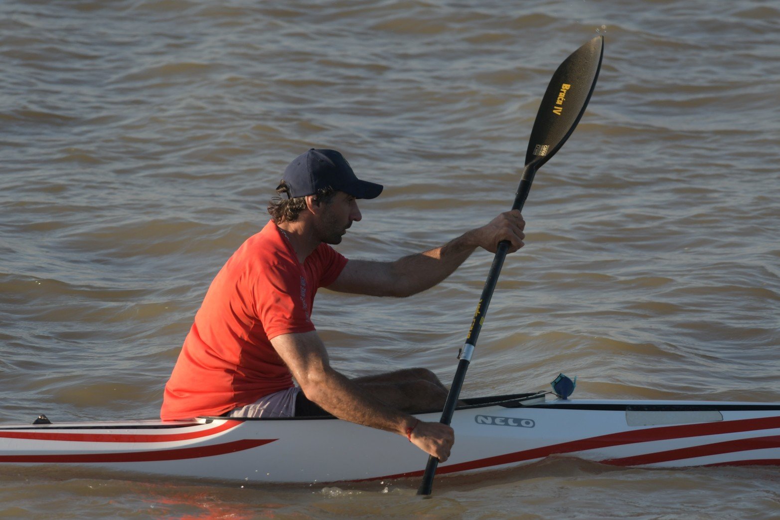 Remar en kayak sin duda mejora el bienestar físico, emocional y mental.