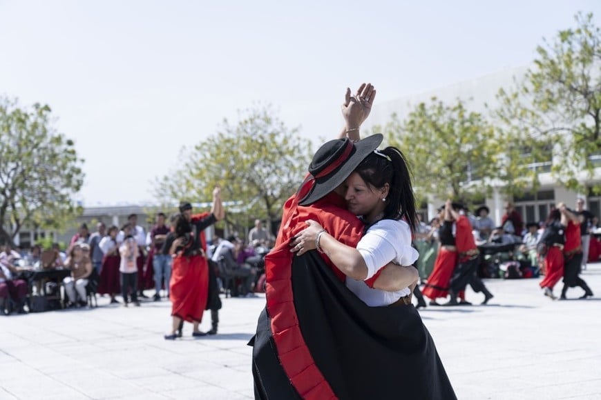 Este año, la Fiesta Chamamecera contará con la participación de destacados artistas, entre ellos La Morocha del Chamamé y su conjunto, Sol García, Los Hermanos Contreras, Los Cambacitos del Chamamé, Tomás Puntano y el gran cierre a cargo de Cachito González y Los Nuevos Reyes.