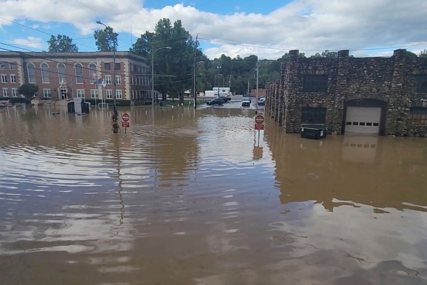 A view of a flooded area in Newport, Tennessee, U.S., September 27, 2024, in this screengrab obtained from a social media video. Curtis Hance/H&H Vapors/via REUTERS  THIS IMAGE HAS BEEN SUPPLIED BY A THIRD PARTY. MANDATORY CREDIT. NO RESALES. NO ARCHIVES.