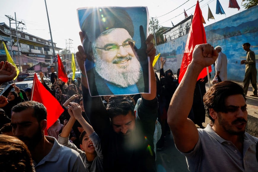 Kashmiri Shia Muslims shout slogans during a protest against Israel following the killing of Lebanon's Hezbollah leader Sayyed Hassan Nasrallah in an Israeli air strike in Beirut, on the outskirts of Srinagar September 29, 2024. REUTERS/Sharafat Ali     TPX IMAGES OF THE DAY