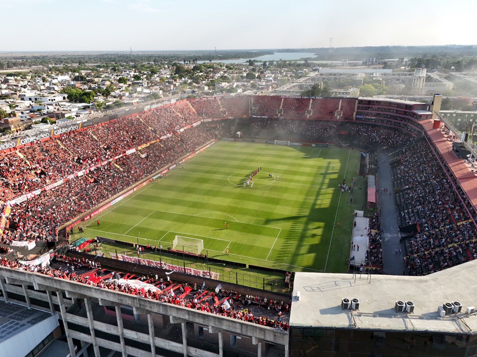 Colón venció a Defensores de Belgrano por 2 a 0 y se mantiene en la lucha.Los goles del Sabalero los convirtieron Jourdan y Bernardi