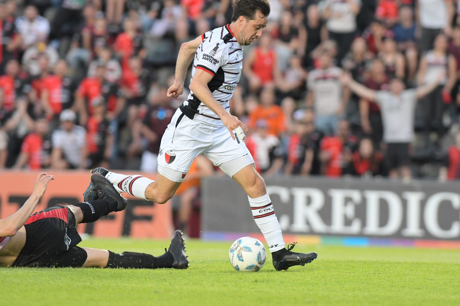 Colón venció a Defensores de Belgrano por 2 a 0 y se mantiene en la lucha.Los goles del Sabalero los convirtieron Jourdan y Bernardi