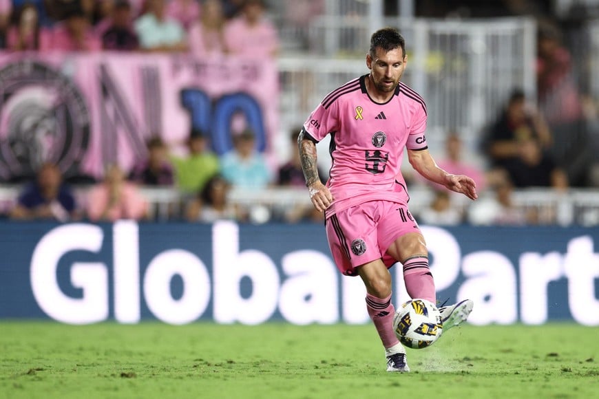 Sep 28, 2024; Fort Lauderdale, Florida, USA; Inter Miami CF forward Lionel Messi (10) plays the ball in the second half against the Charlotte FC at Chase Stadium. Mandatory Credit: Nathan Ray Seebeck-Imagn Images