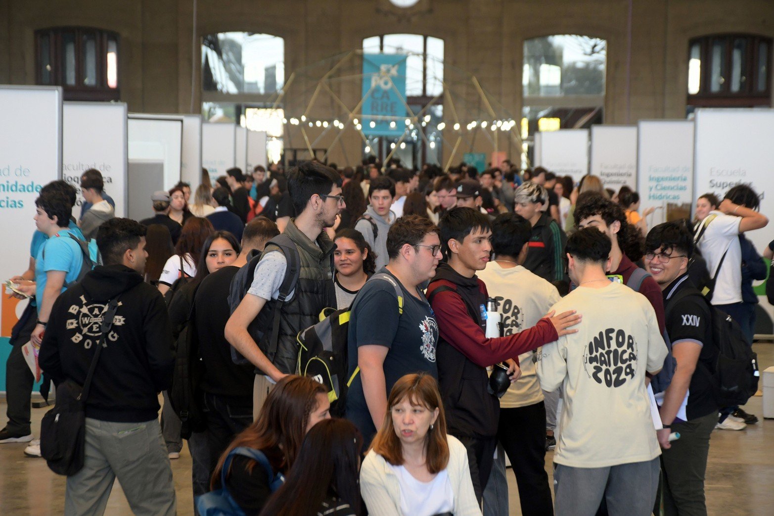 Estudiar en Santa Fe. Con gran concurrencia de alumnos de toda la región, abrió la Expocarreras 2024. Hasta hoy, se expondrán las distintas ofertas académicas para el 2025 en la Estación Belgrano con entrada libre y gratuita.
