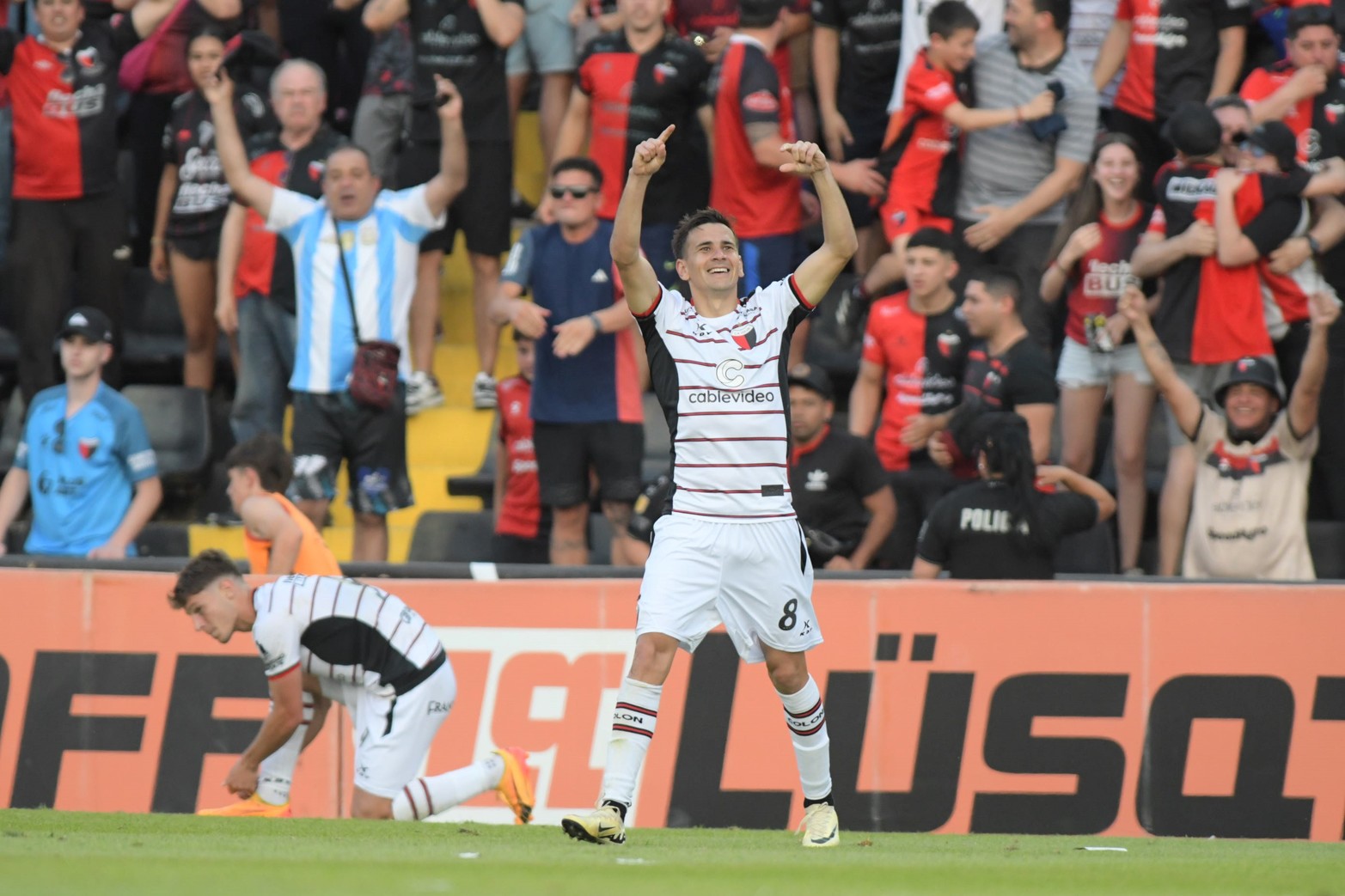 Colón venció a Defensores de Belgrano por 2 a 0 y se mantiene en la lucha.Los goles del Sabalero los convirtieron Jourdan y Bernardi