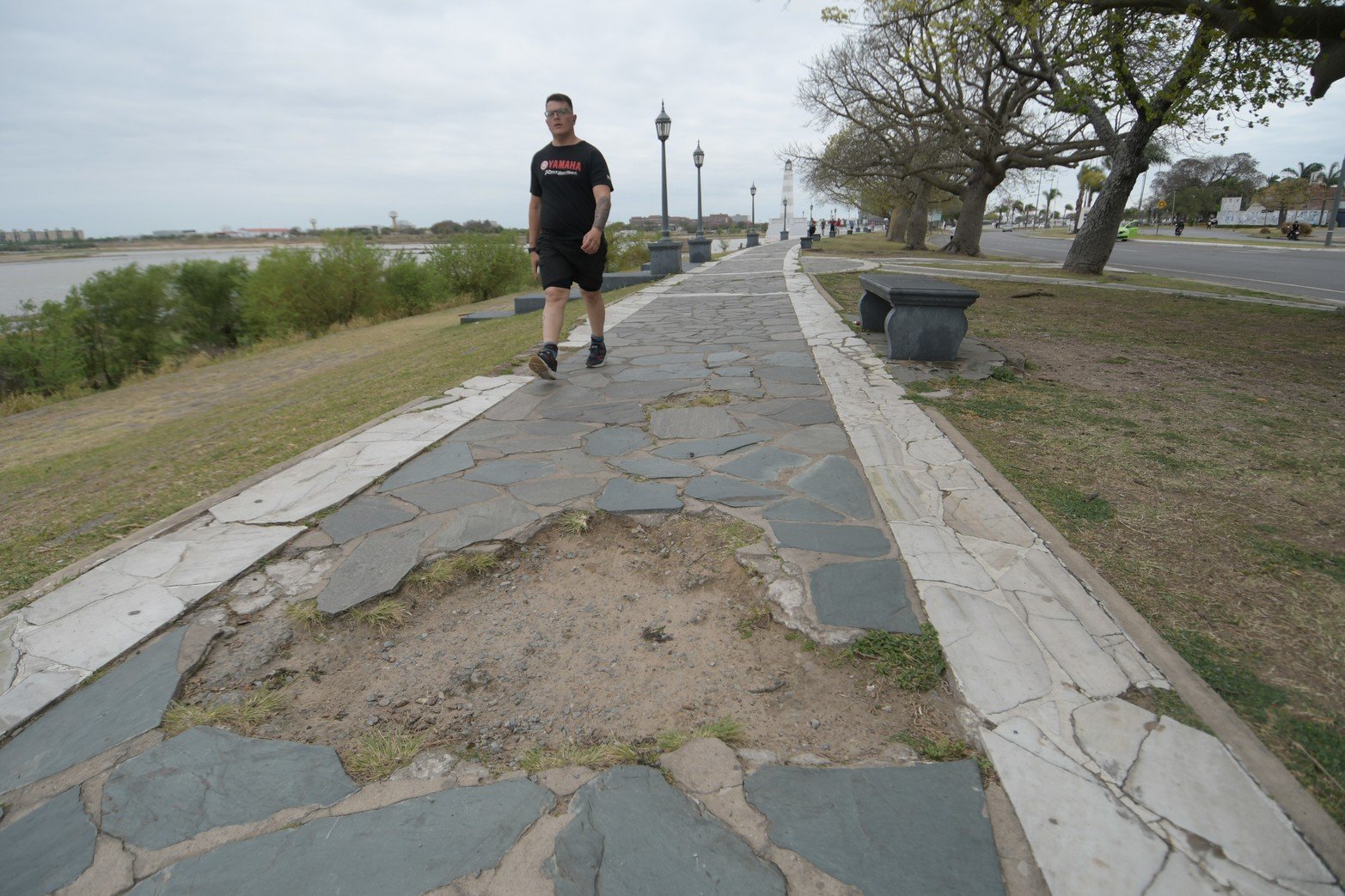 Del Faro al CODE ¿Llegarán por fin las nuevas lajas a la vereda de la Costanera Oeste para la ciudad capital? El municipio llamó a concurso de precios para adquirir lajas y mármoles. Son unos 450 metros cuadrados para poner el paseo en valor.

