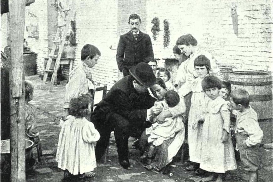 Argentina, 1901. Imagen de la vacunación contra la viruela en un conventillo. En Santa Fe, la última campaña antivariólica se realizó en 1973.