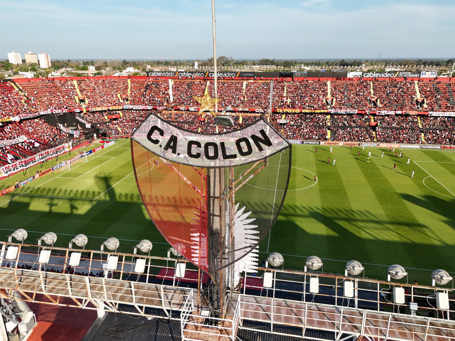 Colón venció a Defensores de Belgrano por 2 a 0 y se mantiene en la lucha.Los goles del Sabalero los convirtieron Jourdan y Bernardi