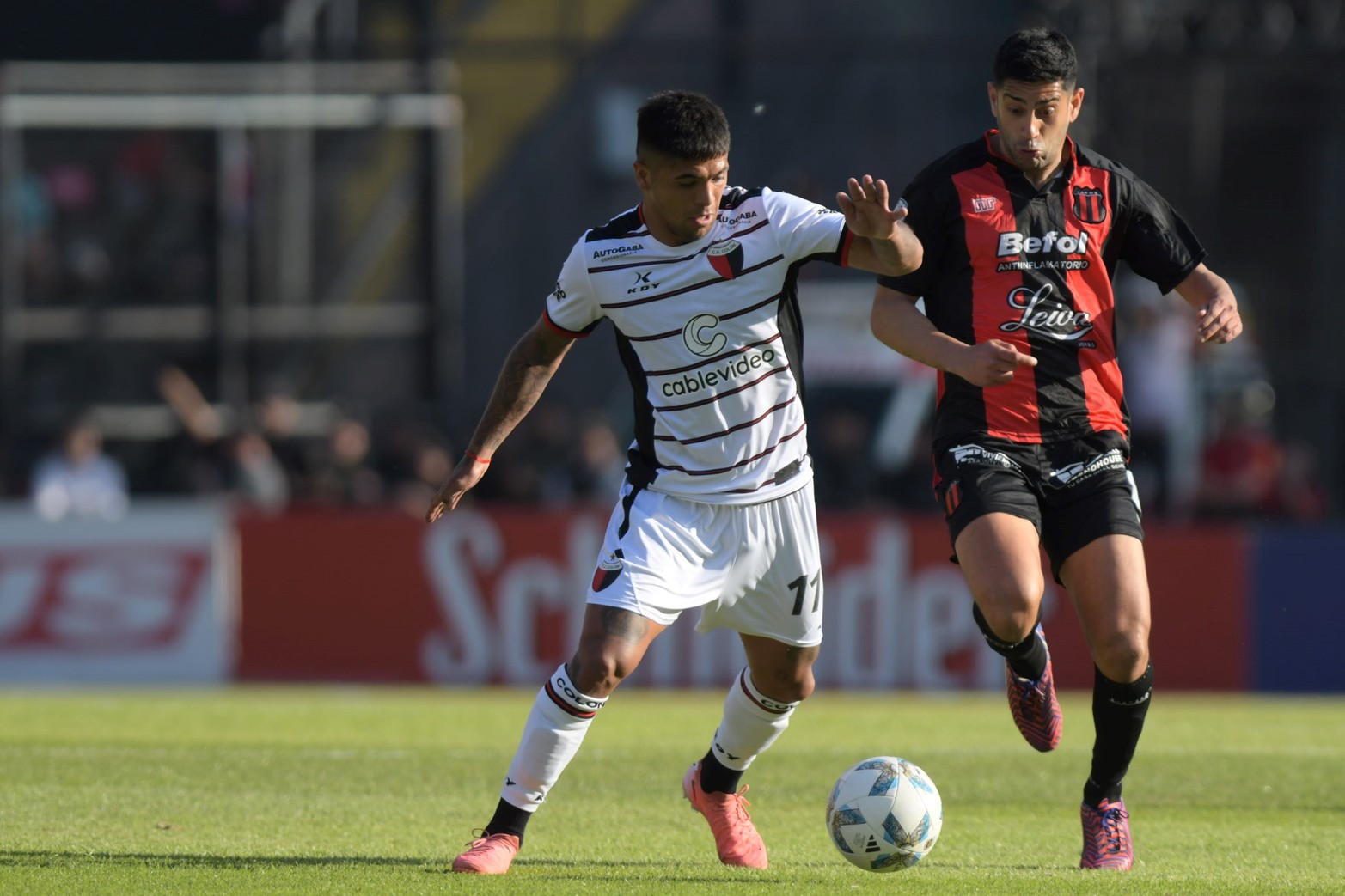 Colón venció a Defensores de Belgrano por 2 a 0 y se mantiene en la lucha.Los goles del Sabalero los convirtieron Jourdan y Bernardi