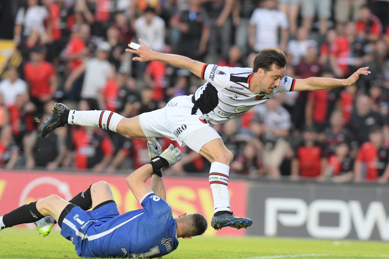 Colón venció a Defensores de Belgrano por 2 a 0 y se mantiene en la lucha.Los goles del Sabalero los convirtieron Jourdan y Bernardi