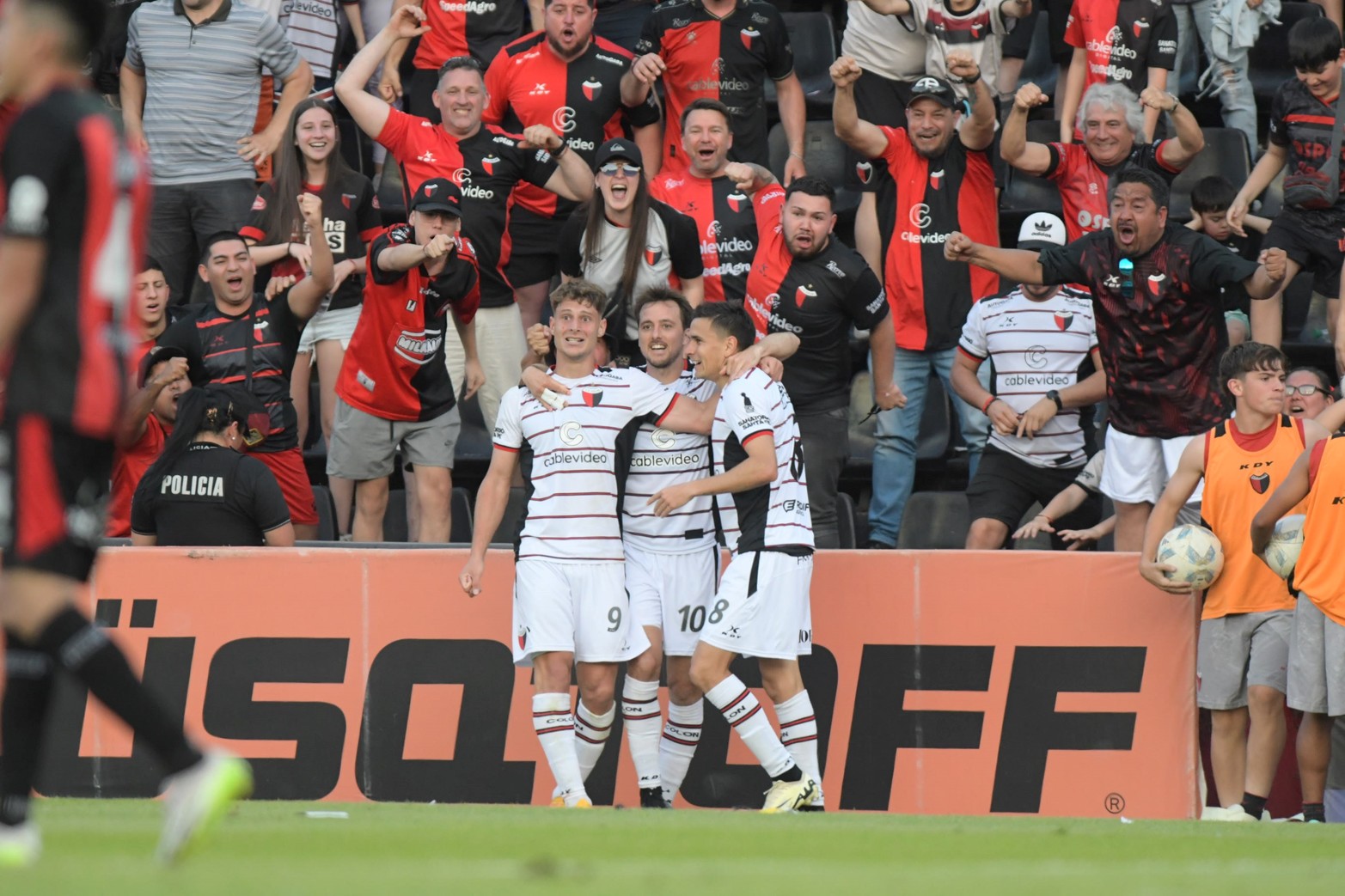 Colón venció a Defensores de Belgrano por 2 a 0 y se mantiene en la lucha.Los goles del Sabalero los convirtieron Jourdan y Bernardi