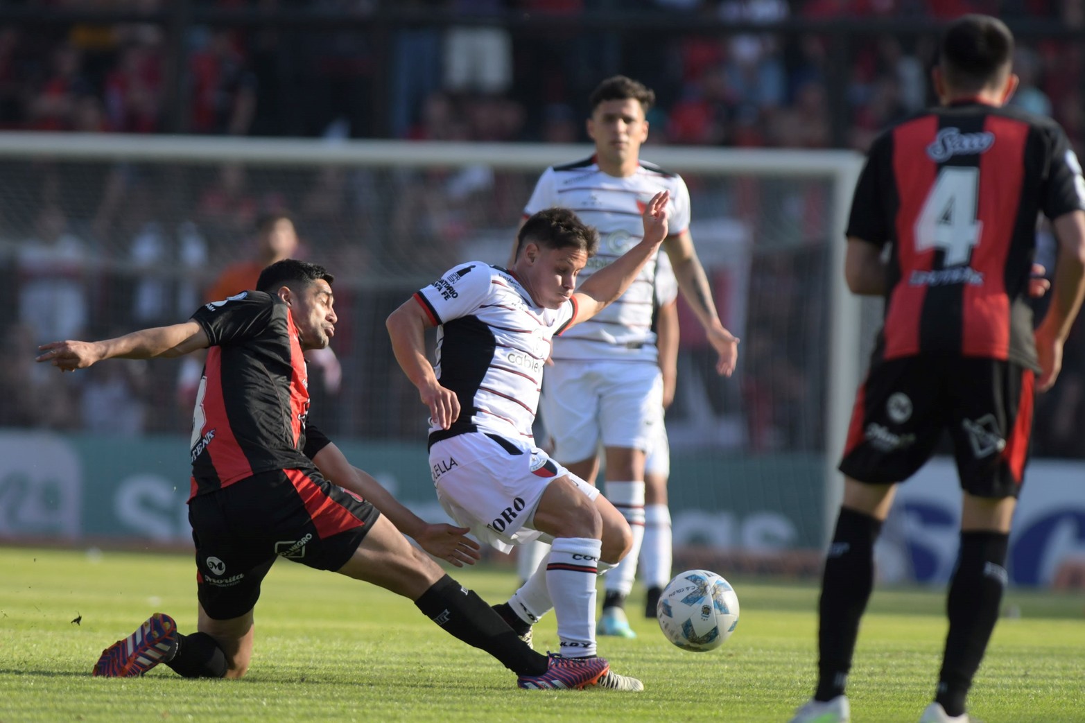 Colón venció a Defensores de Belgrano por 2 a 0 y se mantiene en la lucha.Los goles del Sabalero los convirtieron Jourdan y Bernardi