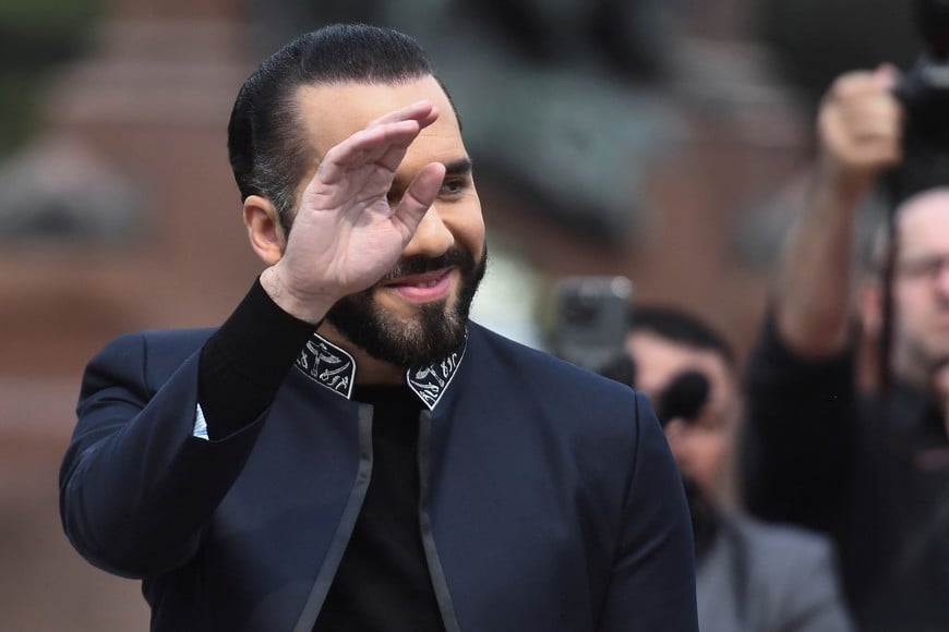 El Salvador's President Nayib Bukele waves as he attends an event at the monument to Libertador General San Martin, in Buenos Aires, Argentina September 30, 2024. REUTERS/Cristina Sille