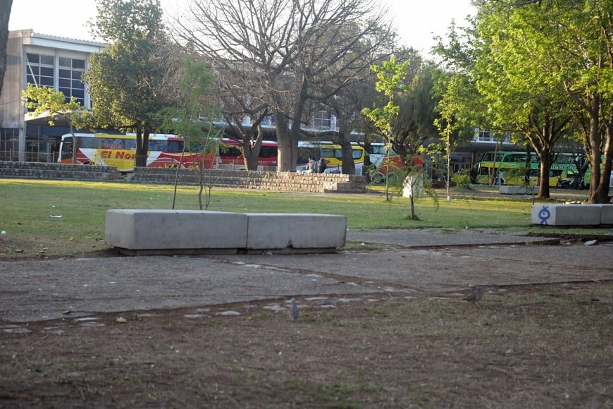 El sector de los galpones del ex predio ferial y el anfiteatro, la zona elegida para pasar las noches. Foto: Manuel Fabatía