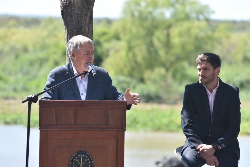 Un año atrás, Schiaretti, entonces gobernador de Córdoba y Pullaro, electo gobernador de Santa Fe, compartieron un acto en Coronda sobre el futuro acueducto. El jueves volverán a encontrarse en esta capital. Foto: El Litoral