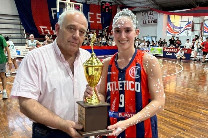 Daniela Bianchini recibiendo la copa de campeonas.