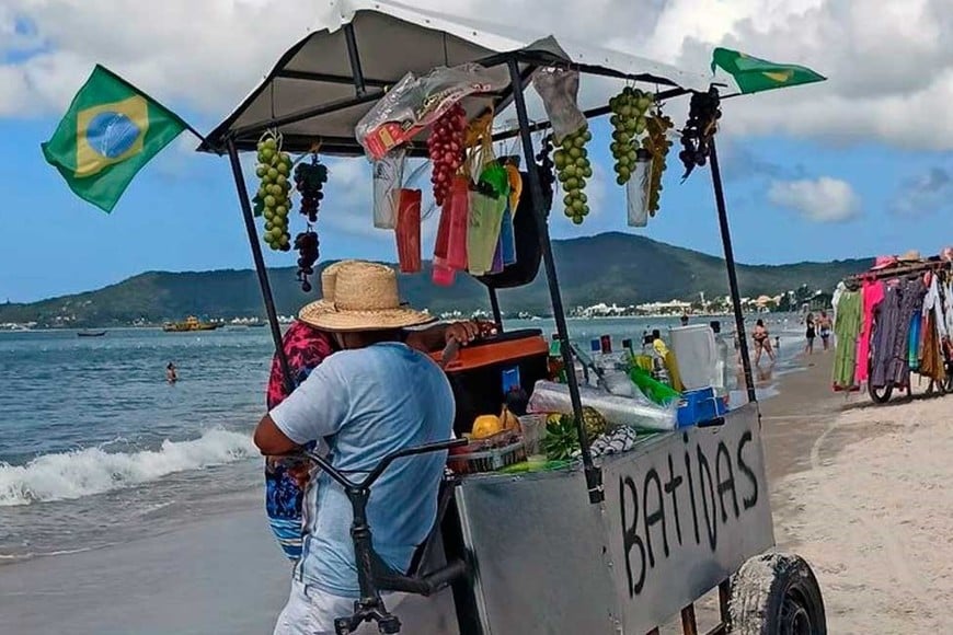 El típico vendedor de tragos y jugos naturales, en las arenas de Canasvieiras la localidad balnearia más tradicional de Florianópolis.