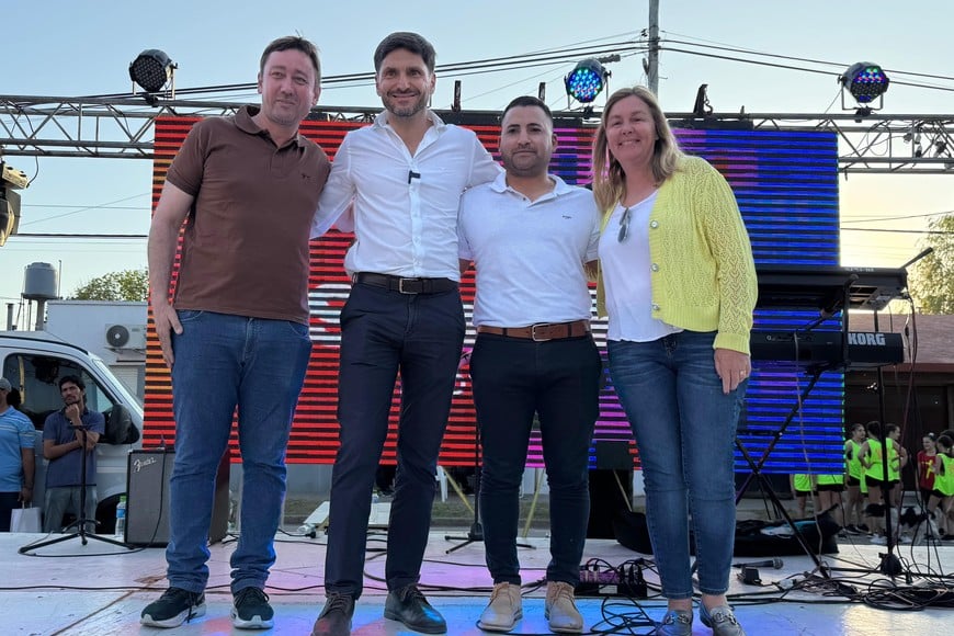 Pullaro, visitó este domingo las ciudades de Casilda (departamento Caseros), donde participó del 117° aniversario de la declaratoria de ciudad; y de las fiestas patronales de Alvear (departamento Rosario) y Los Cardos (departamento San Martín).
Foto: Gentileza