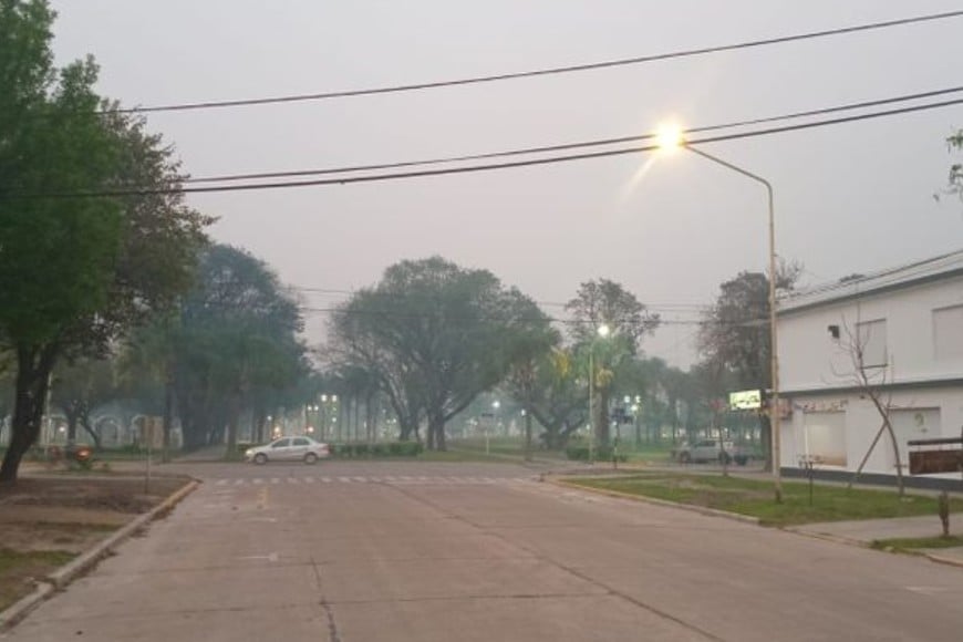 La zona central del casco urbano de Avellaneda cubierta de humo en la tarde del lunes.