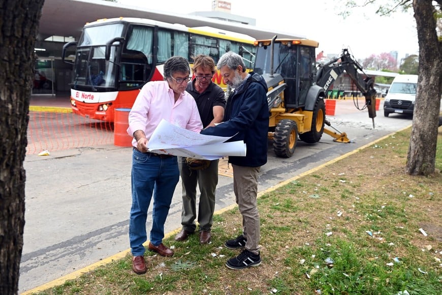 Las autoridades de la secretaría de Obras Públicas, supervisando los trabajos.