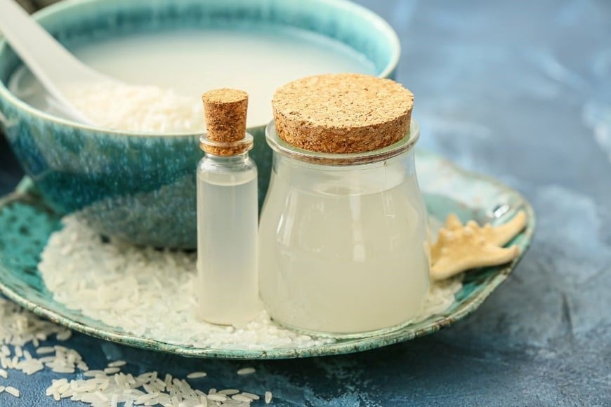 Almacenar el agua de arroz en recipientes limpios.