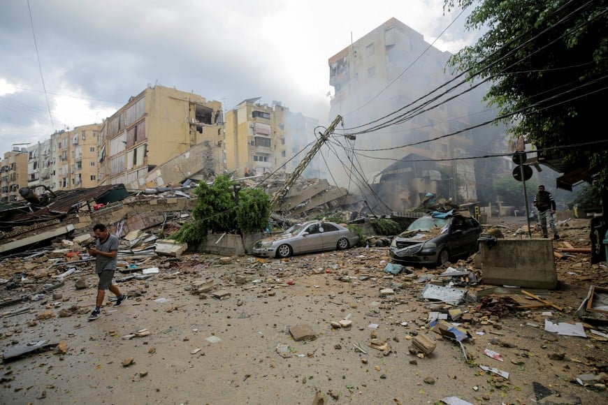 A man walks near damaged buildings, in the aftermath of Israeli strikes on Beirut's southern suburbs, Lebanon October 1, 2024.  REUTERS/Ali Alloush     TPX IMAGES OF THE DAY