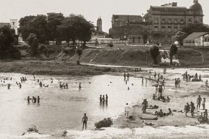 Archivo. De fondo la Casa de Gobierno, en primer plano la playa del lago del Sur.