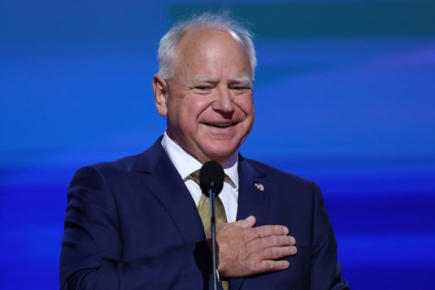 U.S. Democratic vice presidential nominee Minnesota Governor Tim Walz does a walk through at the United Center, on Day 3 of the Democratic National Convention (DNC) in Chicago, Illinois, U.S., August 21, 2024. REUTERS/Kevin Wurm